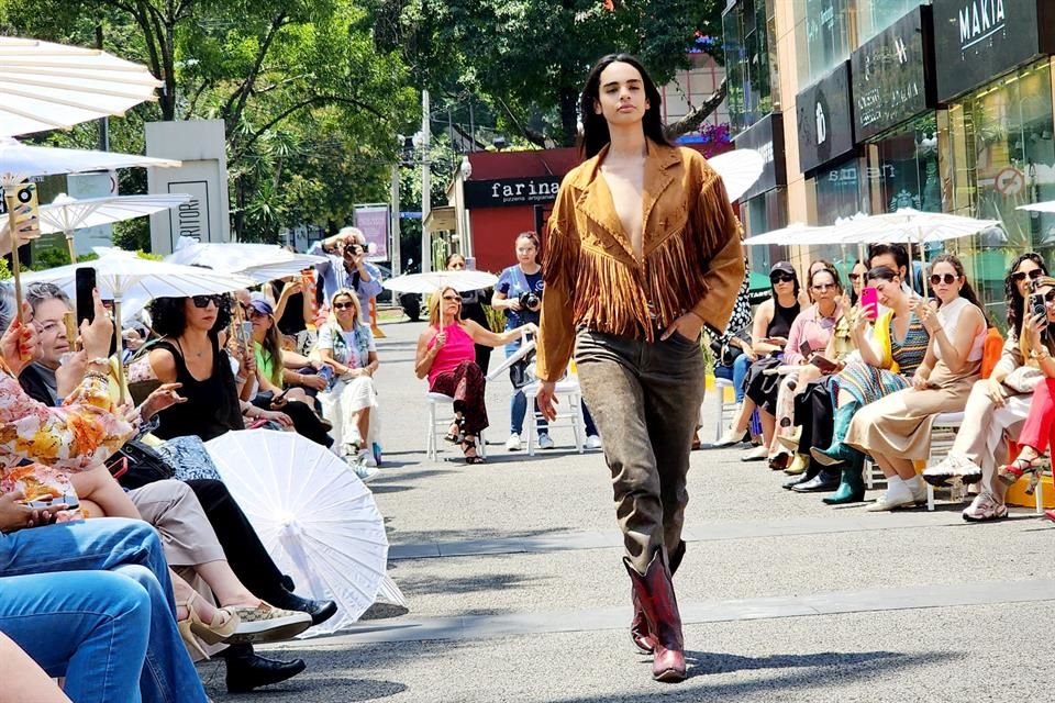 La diseñadora de moda Monserrat Messeguer deslumbra con moda vaquera que ella denomina como 'amazona', demostrando su atemporalidad.