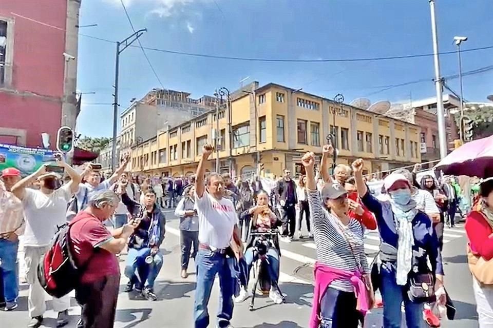 Cuando la alerta sísmica sonó, los manifestantes alzaron el puño y guardaron silencio en la entrada del Congreso.