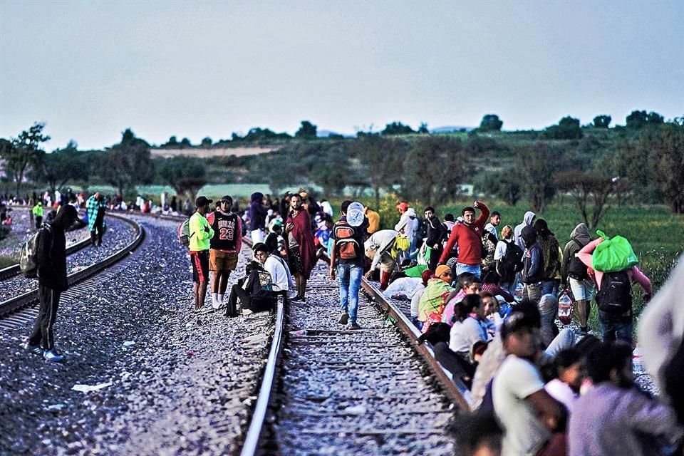 Miles de migrantes han invadido trenes y vías donde opera Ferromex, de Grupo México.