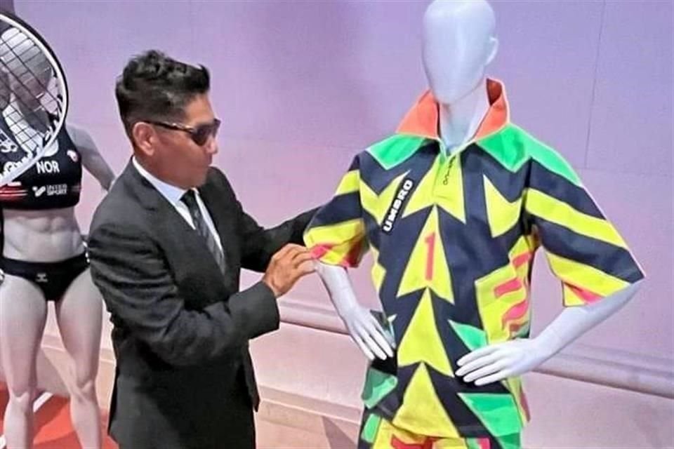 Campos presumió su traje en París.