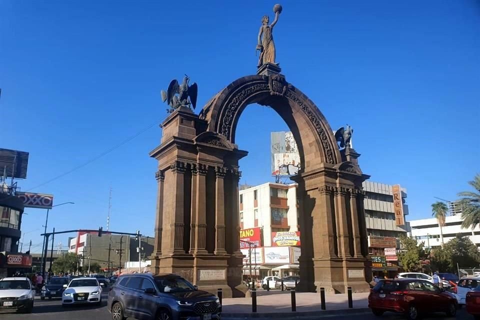 El Municipio de Monterrey concluye con los trabajos para proteger el Arco de la Independencia e instala concreto, bolardos e iluminación.