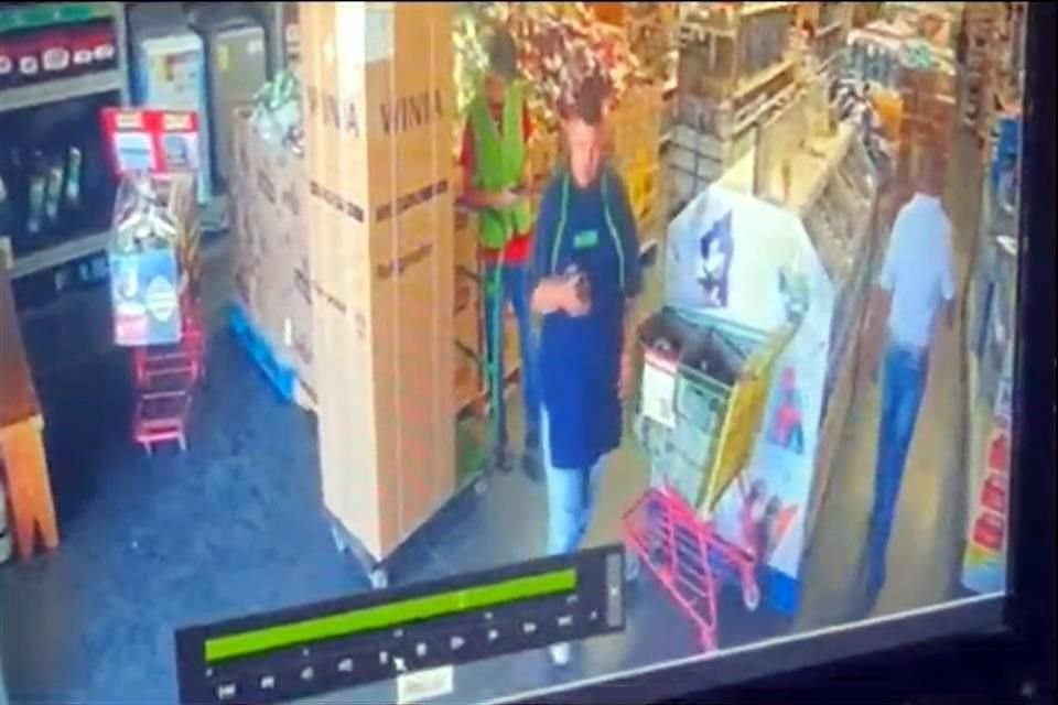 Videos de la cámara de seguridad muestran al joven trabajando en una tienda Bodega Aurrerá, en el Centro de Anáhuac. 