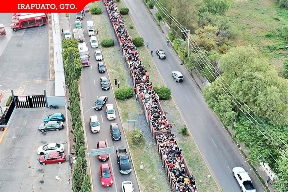 Ayer, en Irapuato, unos 2 mil migrantes, entre ellos unos 150 niños, corrieron para subirse a los vagones de un tren que salía rumbo a Monterrey.