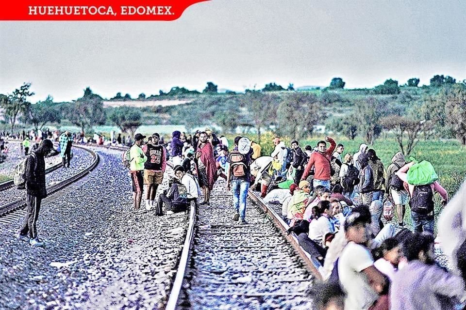 Migrantes esperaban ayer a lo largo de las vías un tren que se dirigiera al norte del País, para treparse.