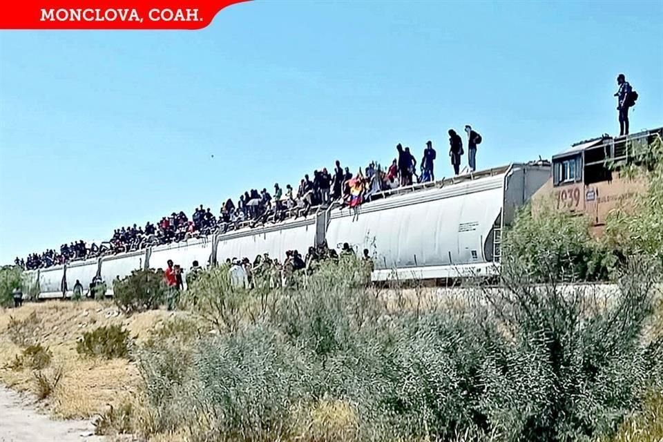 Cerca de 3 mil 500 venezolanos que llegaron ayer a Monclova a bordo de un tren de Ferromex que cubría la ruta Monterrey-Piedras Negras ueron detenidos por elementos policiacos.