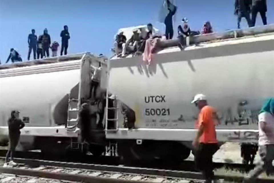 elementos de la Policía Estatal y de la Guardia Nacional detuvieron por varias horas entre Castaños y Monclova el tren de carga que venía del sur del País.