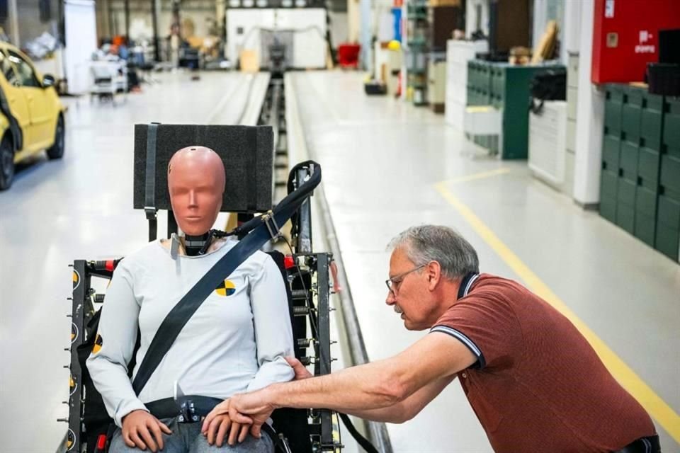 Probado en Suecia desde finales de 2022, el prototipo femenino fabricado en caucho, metal y plástico está equipado con 24 sensores, mide 162 centímetros y pesa 62 kilos.