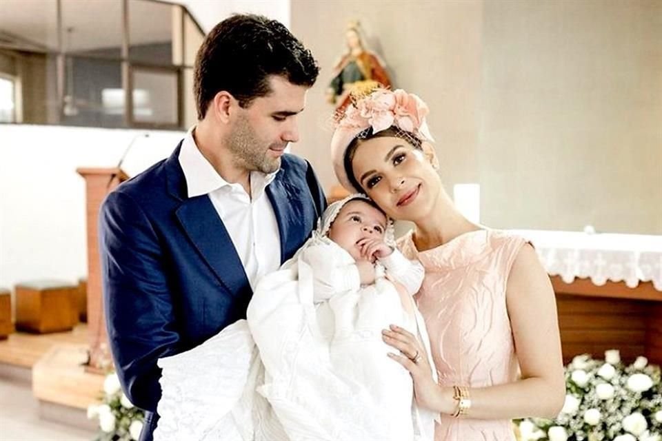 La bautizada con sus papás