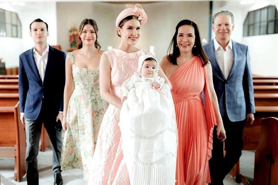 Bernardo Jaime, Elena Jaime, Isa Jaime de Perusquia con la bautizada, Teté López de Jaime y Bernardo Jaime