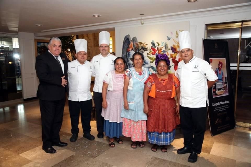 Adrián Gloria, Bryan Bravo, Alberto Casavantes, Rufina Mendoza, Marcelina Mendoza, Abigail Mendoza y Julio Casillas