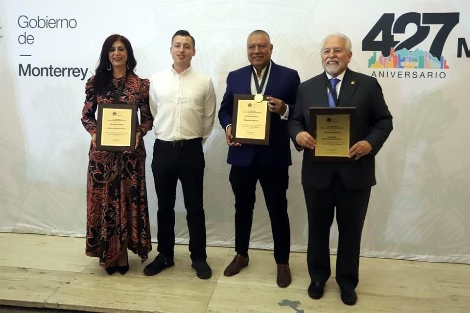 Los galardonados Marcelino Muñoz Sánchez, Clelia Hernández Orta y Leopoldo Espinosa Benavides.