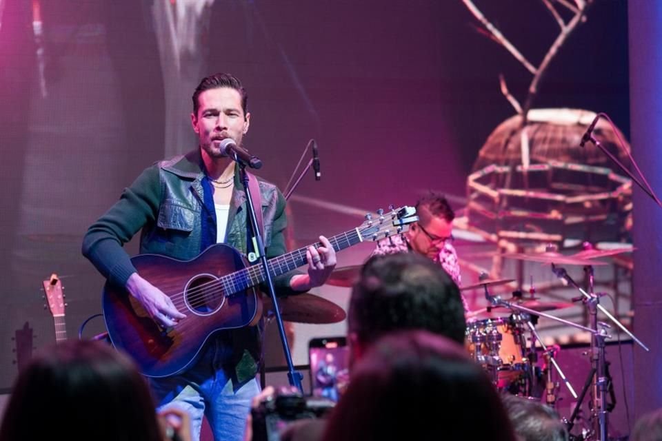 Vestido con jeans, playera blanca, chamarra de piel negra y botas cafés, ofreció un showcase.