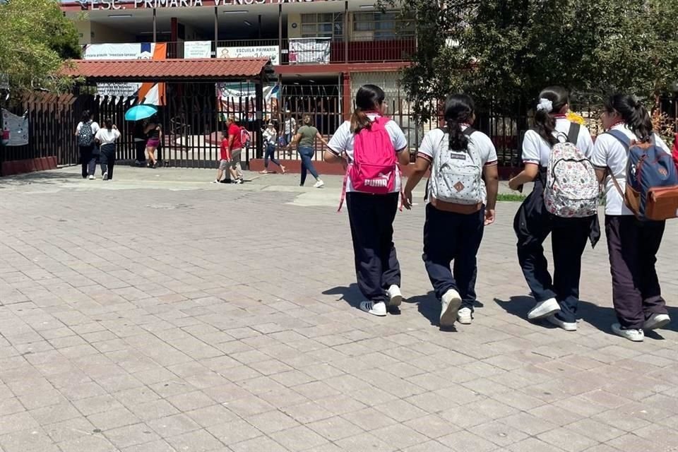 La Oficina de Comunicación aseguró que se reforzaron las medidas preventivas en planteles públicos de Educación Básica y en oficinas educativas.