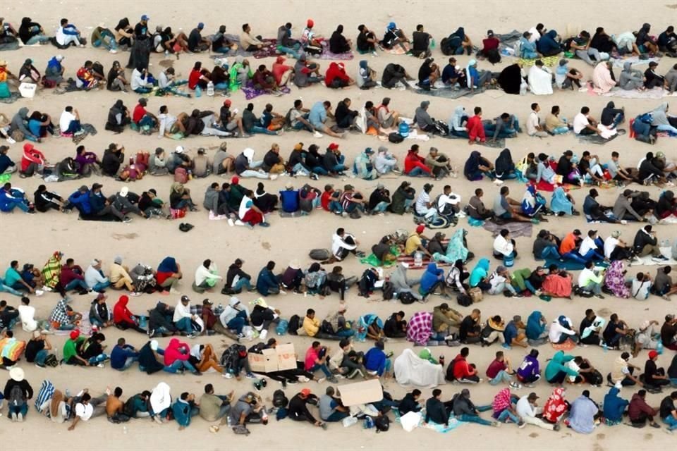 Los migrantes esperan su turno para llegar a El Paso, Texas.