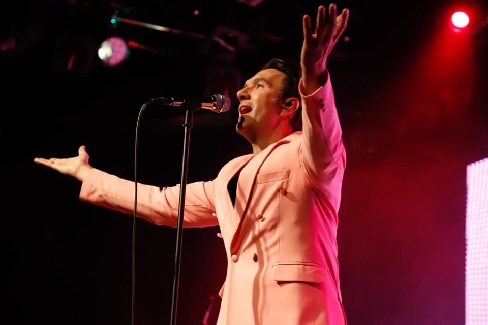 El cantante Leonardo de Lozanne vibró alto en la presentación de su disco 'Espacial Colonial' en el Lunario del Auditorio Nacional.