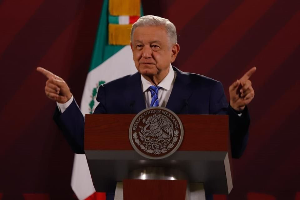 El Presidente en conferencia de prensa.