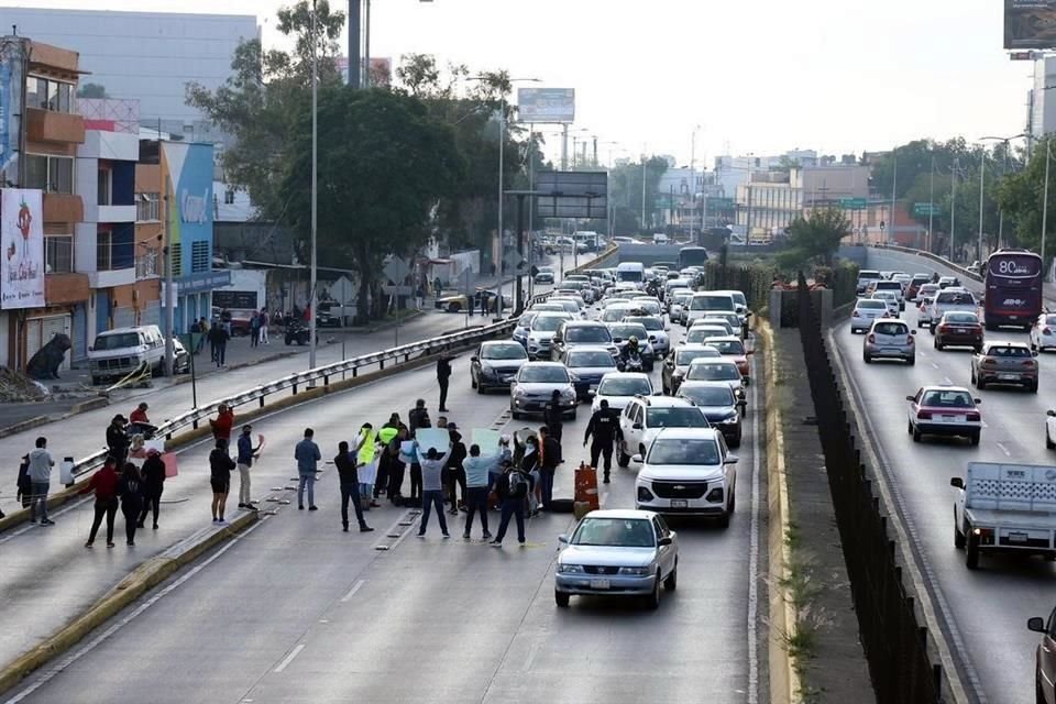 Vecinos del albergue para migrantes Cafemin, en la Colonia Vallejo, cerraron Circuito Interior en dirección al norte.