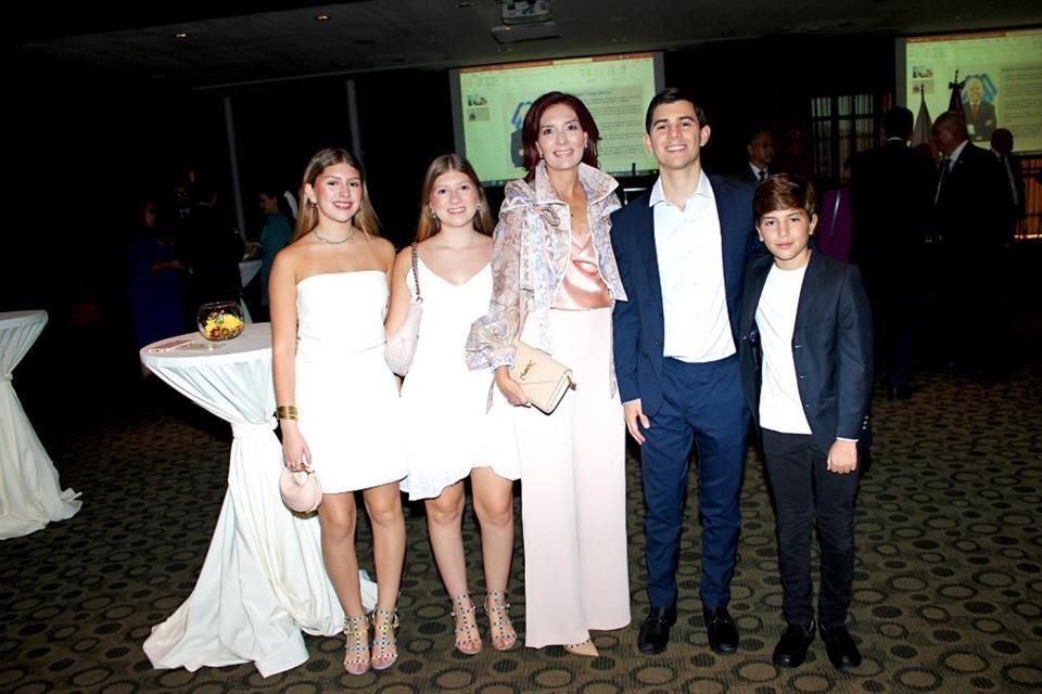 Raquel Chapa, María Chapa, Paulina Farías de Chapa, Javier Aldape y Gabriel Chapa