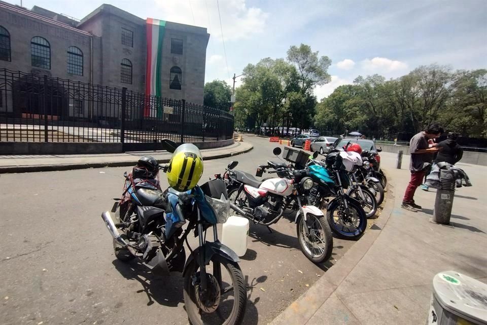 Todos los cascos tendrán que contar con medidas de seguridad para que los usuarios puedan circular, como relleno amortiguador, sistema de retención y un armazón con barrera rígida.