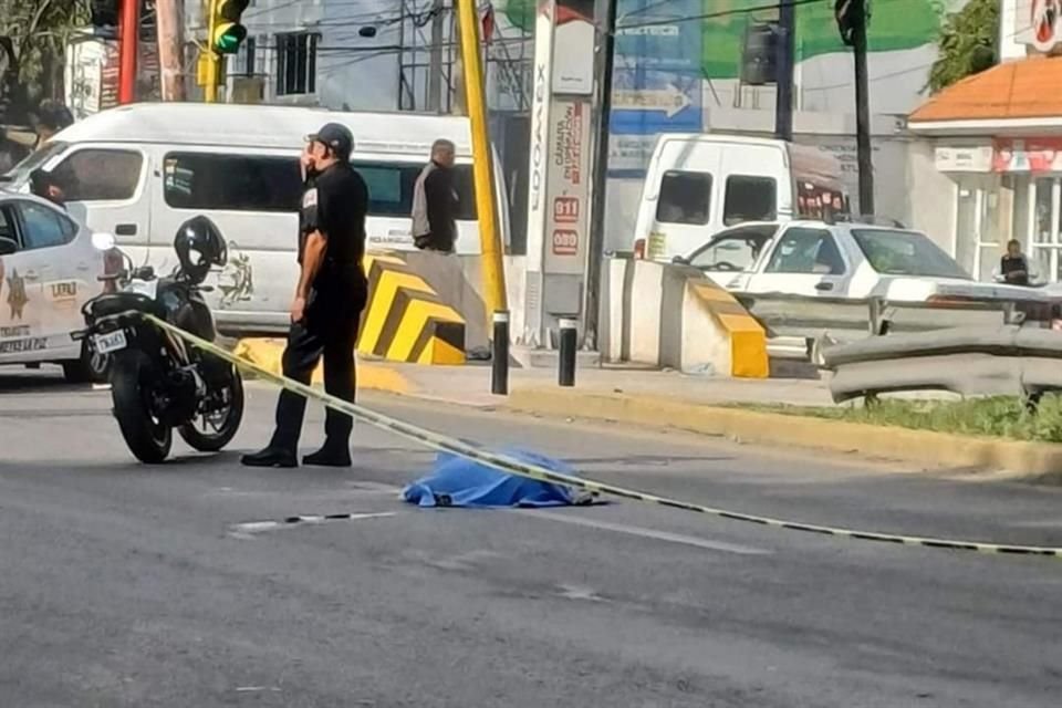 El cuerpo quedó tendido sobre el carril de extrema izquierda pues cruzaría del camellón hacia la acera.