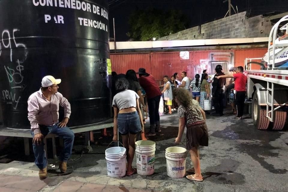 Ante falta de agua, vecinos bloquean el cruce de Colón y Venustiano Carranza afectando la vialidad del Centro de Monterrey.