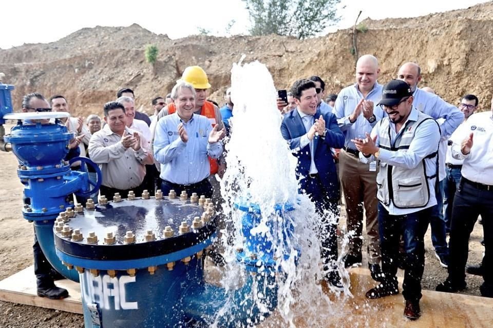 El Gobernador Samuel García abrió ayer una válvula para dejar brotar agua que se dijo salió del Acueducto El Cuchillo 2.