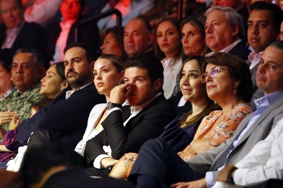 En primera fila, el Gobernador, Samuel García; su esposa, Mariana Rodríguez; y el Secretario de Ayuntamiento regio, Agustín Basave, atendieron la exposición del segundo informe del Alcalde.