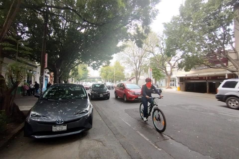 Usuarios del ciclocarril de la Calle Centenario, en la Alcaldía Coyoacán, señalaron que es invadida por automóviles.