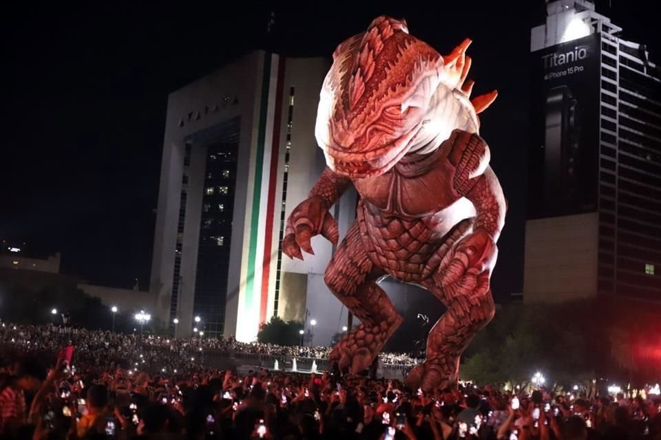 Un impactante Tiranosaurio Rex apareció en la Ciudad con el arranque del Festival Internacional Santa Lucía.