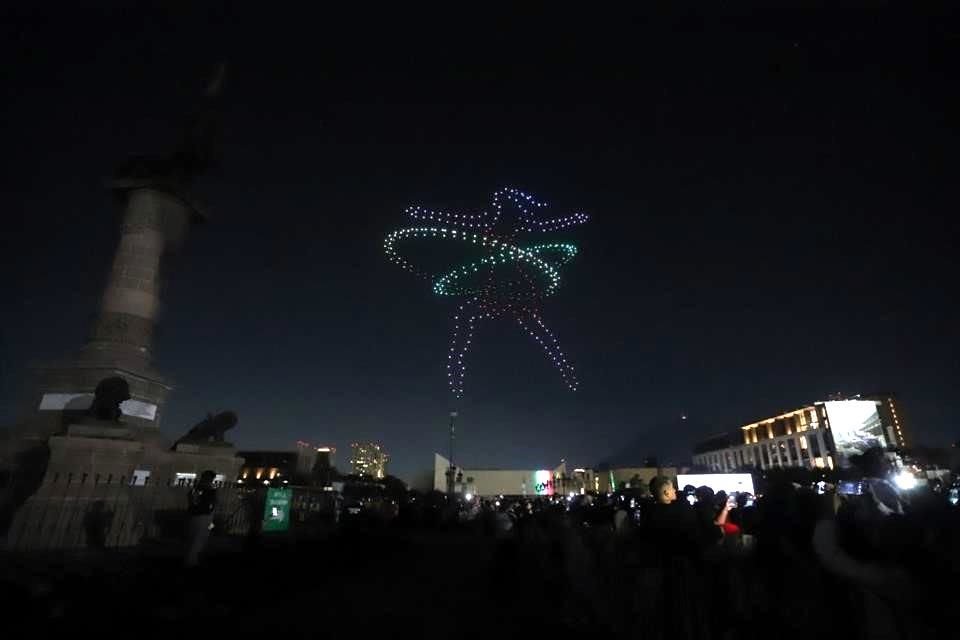 También hubo un espectáculo sorpresa de drones sobre la explanada del Museo de Historia Mexicana.