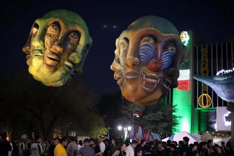 Las grandes figuras se concentraron en la Macroplaza, desde el Palacio Municipal de Monterrey hasta la Explanada de los Héroes.