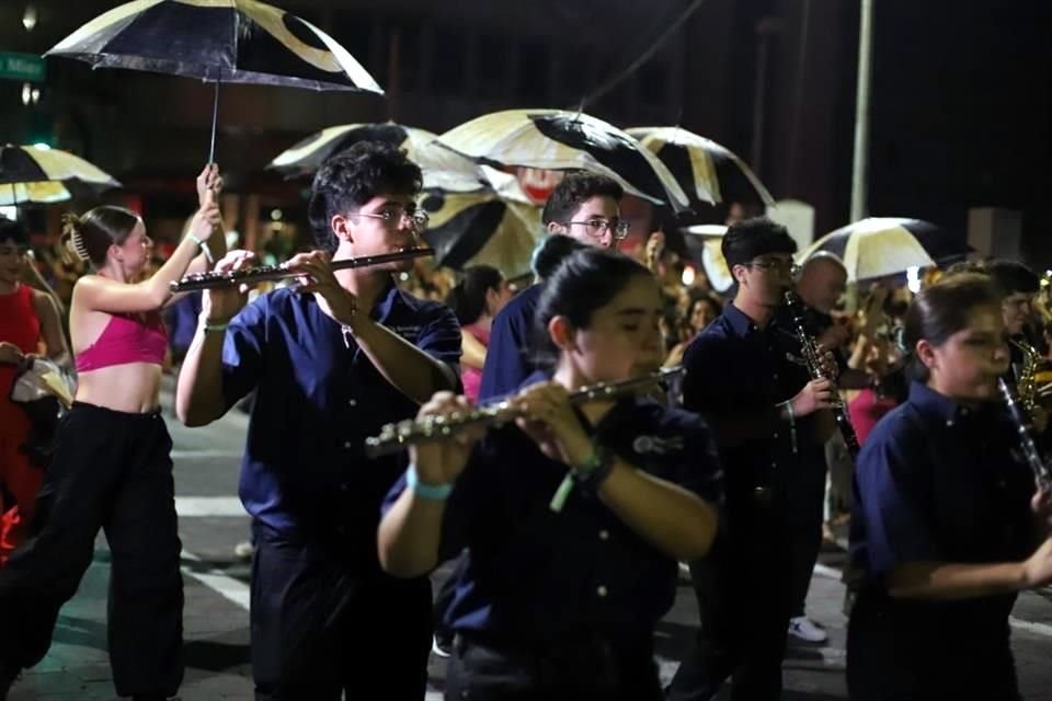 El contingente lo encabezaron 40 jóvenes músicos de la Banda Azul del Tec de Monterrey.