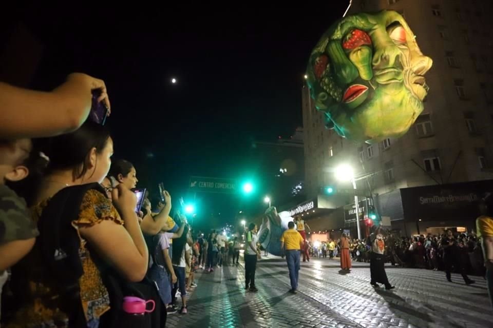 Los regios no perdieron la oportunidad para tomar fotos de los globos.