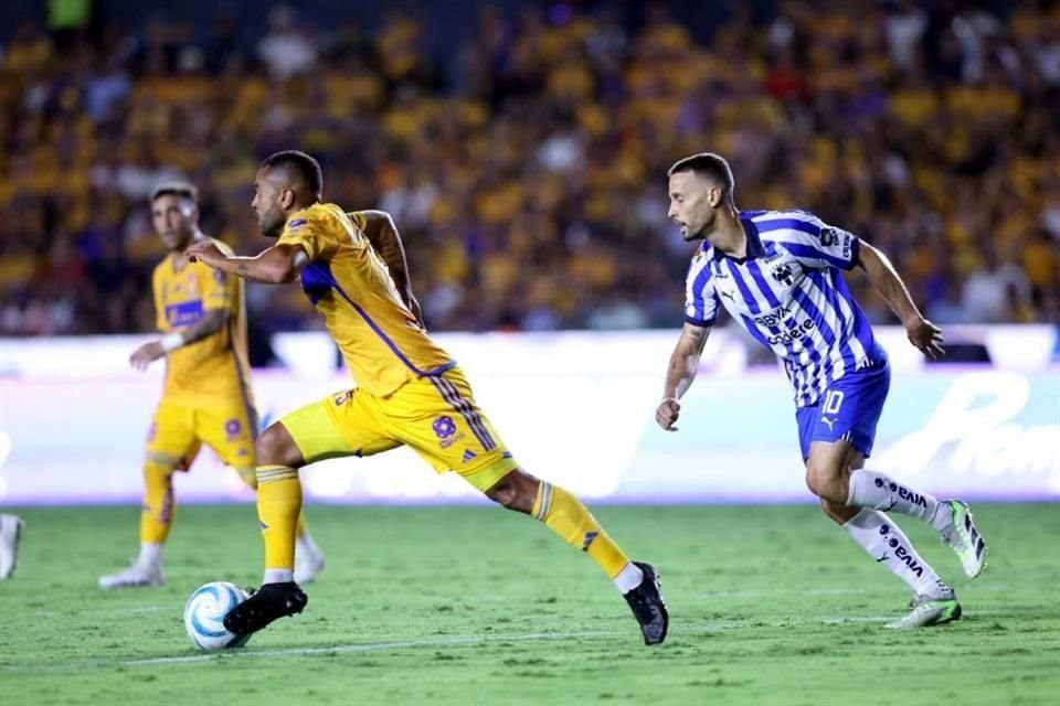 Con doblete de André-pierre Gignac, quien superó a Bahía como el máximo goleador del Clásico Regio, Tigres golea 3-0 a Rayados.