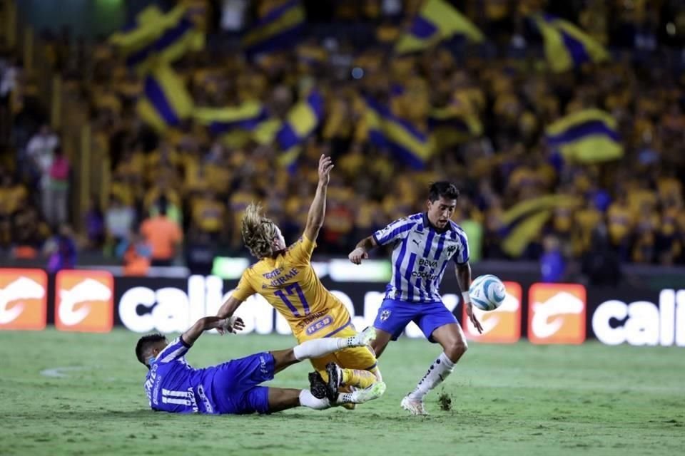 Con doblete de André-pierre Gignac, quien superó a Bahía como el máximo goleador del Clásico Regio, Tigres golea 3-0 a Rayados.