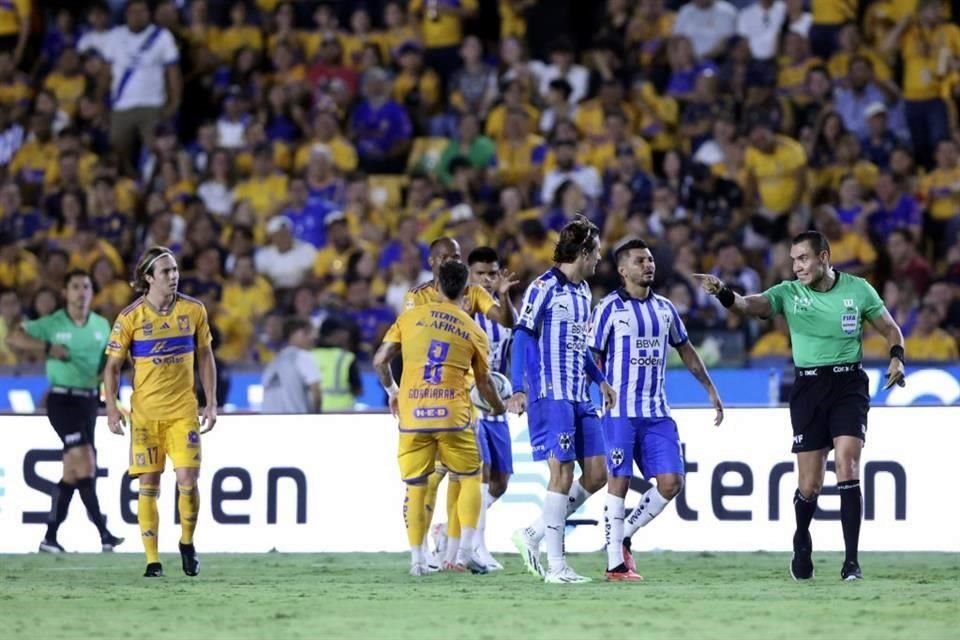 Con doblete de André-pierre Gignac, quien superó a Bahía como el máximo goleador del Clásico Regio, Tigres golea 3-0 a Rayados.