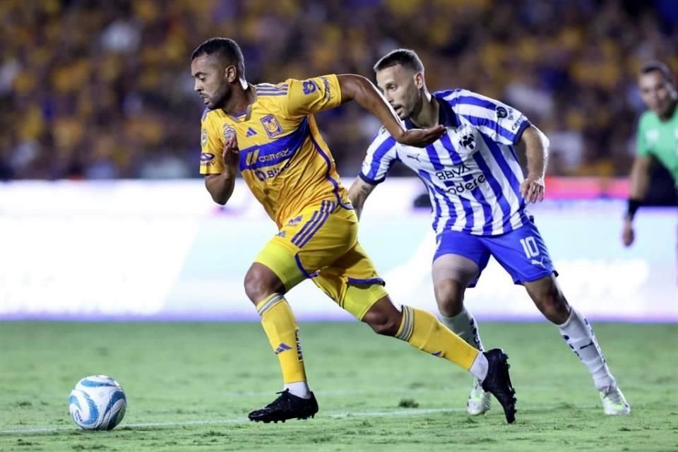 Con doblete de André-pierre Gignac, quien superó a Bahía como el máximo goleador del Clásico Regio, Tigres golea 3-0 a Rayados.