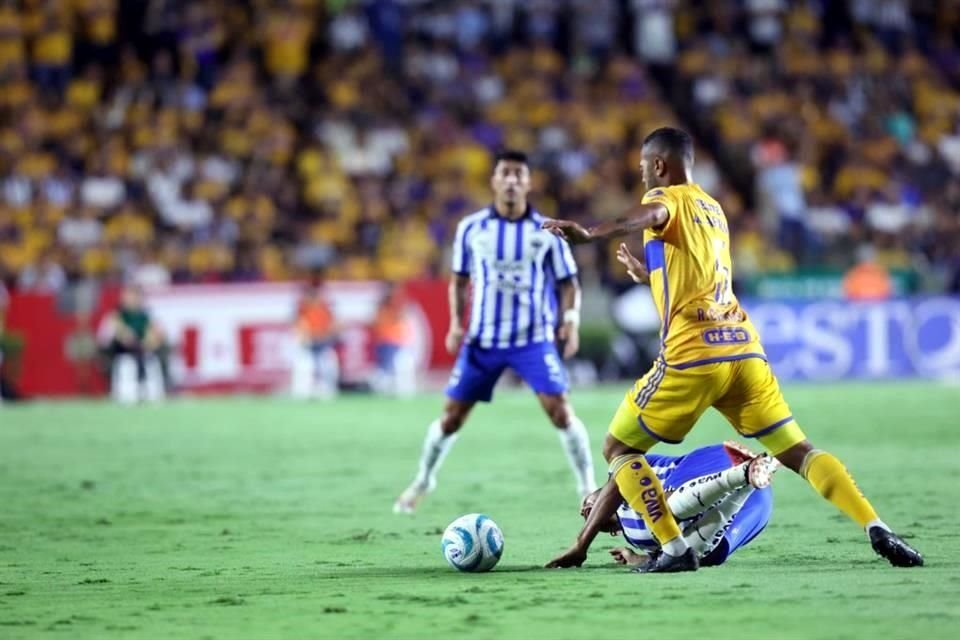 Con doblete de André-pierre Gignac, quien superó a Bahía como el máximo goleador del Clásico Regio, Tigres golea 3-0 a Rayados.