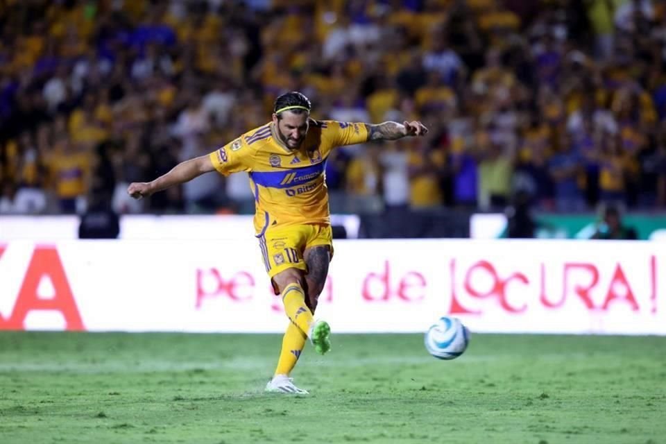 André-pierre Gignac, de penal, se convirtió en el mejor goleador de la historia del Clásico Regio.