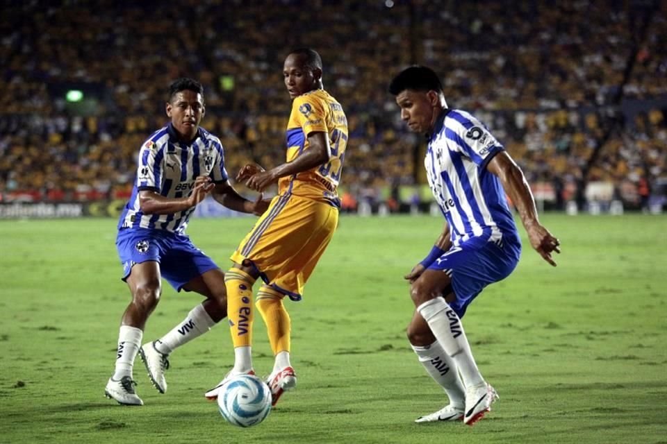 Con doblete de André-pierre Gignac, quien superó a Bahía como el máximo goleador del Clásico Regio, Tigres golea 3-0 a Rayados.