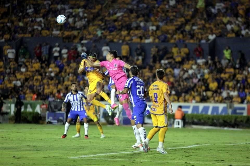 Con doblete de André-pierre Gignac, quien superó a Bahía como el máximo goleador del Clásico Regio, Tigres golea 3-0 a Rayados.