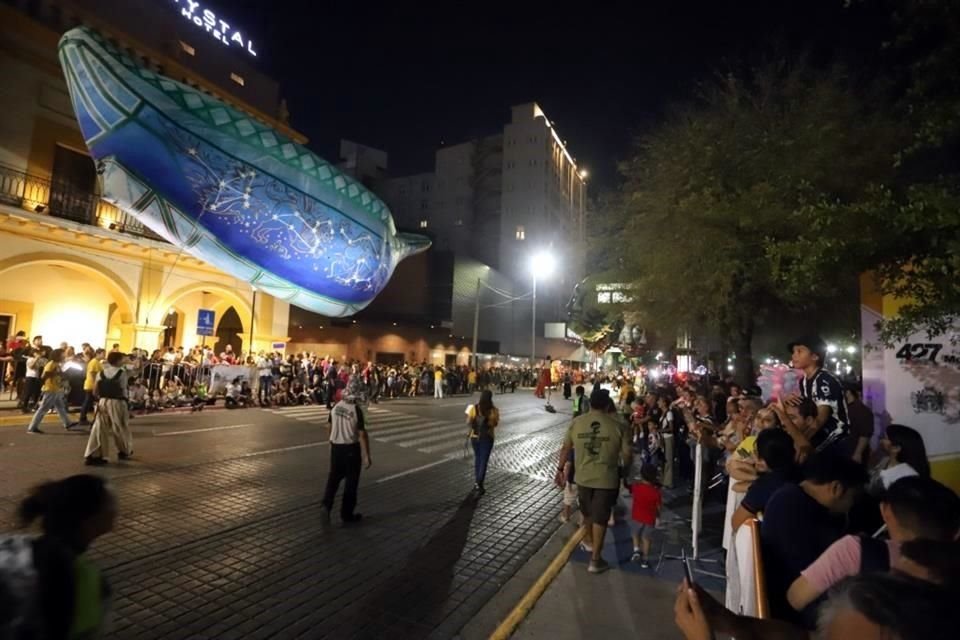 Los espectadores siguieron al contingente por todo el recorrido.