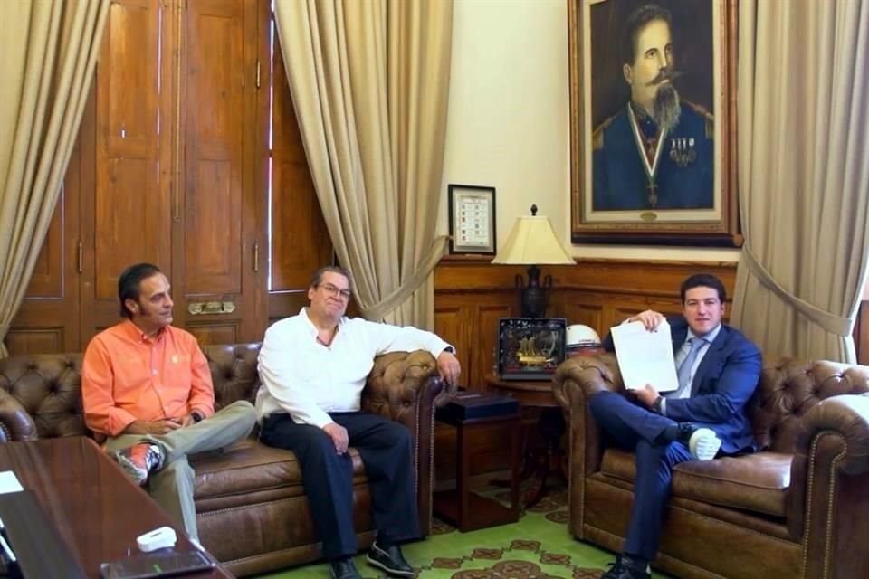 El anuncio lo realizó el Mandatario estatal desde su oficina particular en el Palacio de Gobierno, en compañía un representante de la SCT.