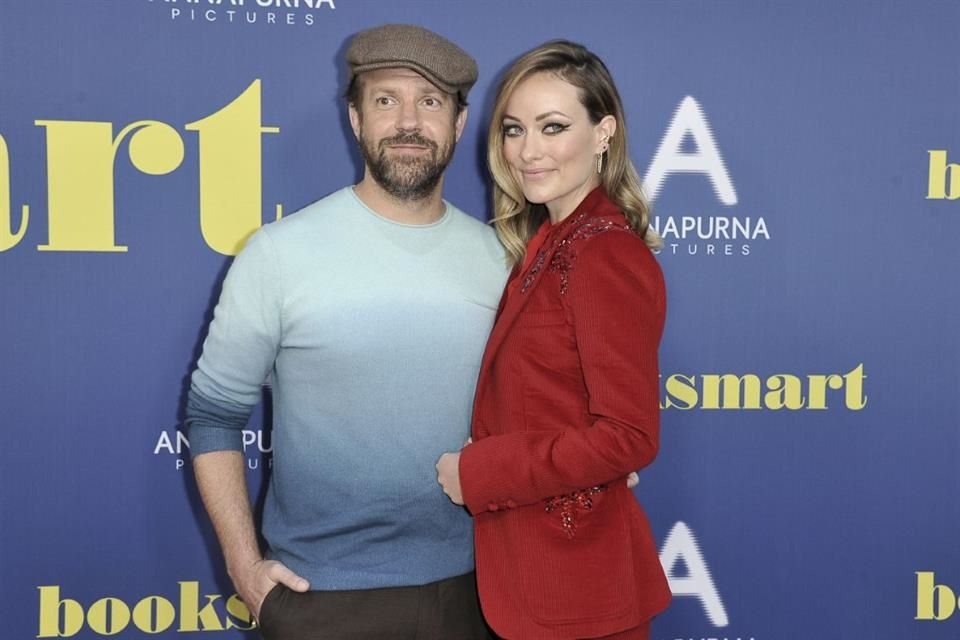 El actor Jason Sudeikis tendrá que darle una pensión de 27 mil 500 dólares al mes a la cineasta Olivia Wilde para la manutención de sus hijos.