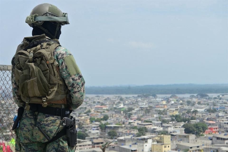 Un soldado durante un patrullaje en la Colina de Las Cabras, en Ecuador, el 18 de septiembre.