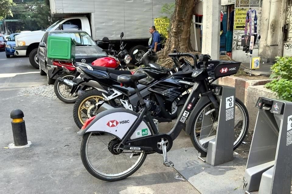 Las estaciones de Ecobici son invadidas incluso por puestos de la calle.