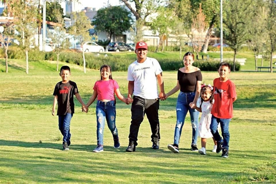 Brayan Alba y Maribel Leal con sus cuatro hijos.