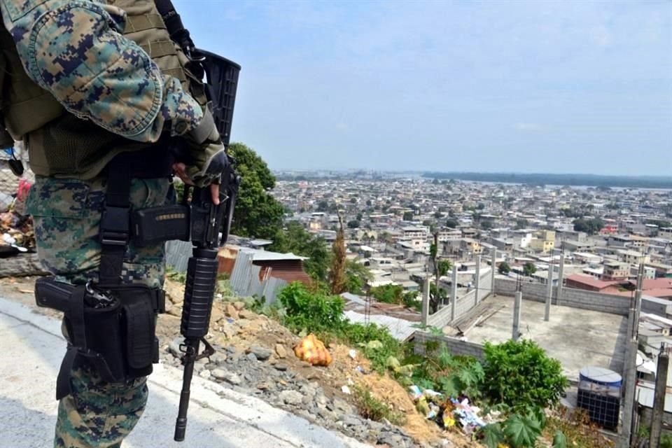 Un soldado patrulla el cerro Las Cabras, una de las zonas más violentas de la ciudad ecuatoriana de Durán.