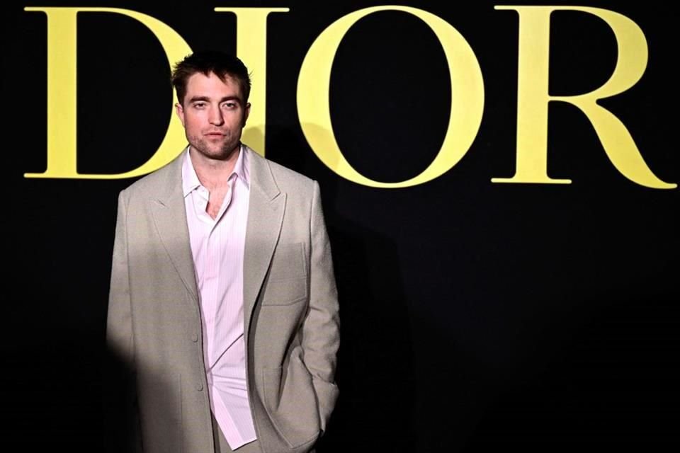 Dior sorprendió en la Semana de la Moda de París con un desfile feminista donde acudieron estrellas como Charlize Theron y Robert Pattinson.