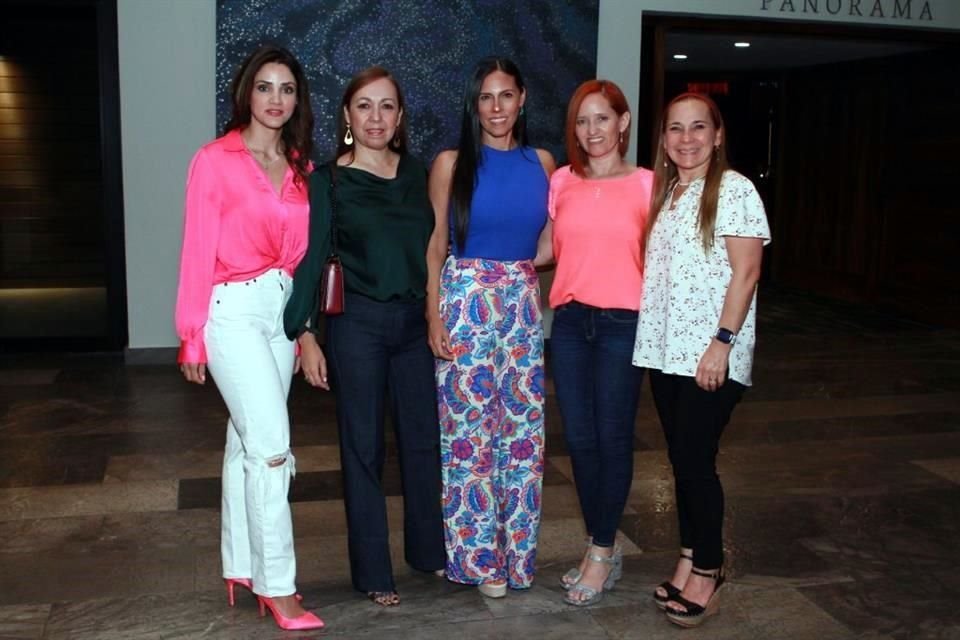 Montserrat Martínez, Gabriela Martínez, Angela Martínez, Graciela Martínez y Alicia Ruy